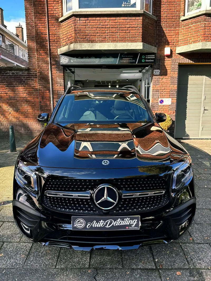 Zwarte Mercedes GLB, net gepoetst, voor de werkplaats van CleanCrew aan de Linnaeusstraat 305 in Den Haag