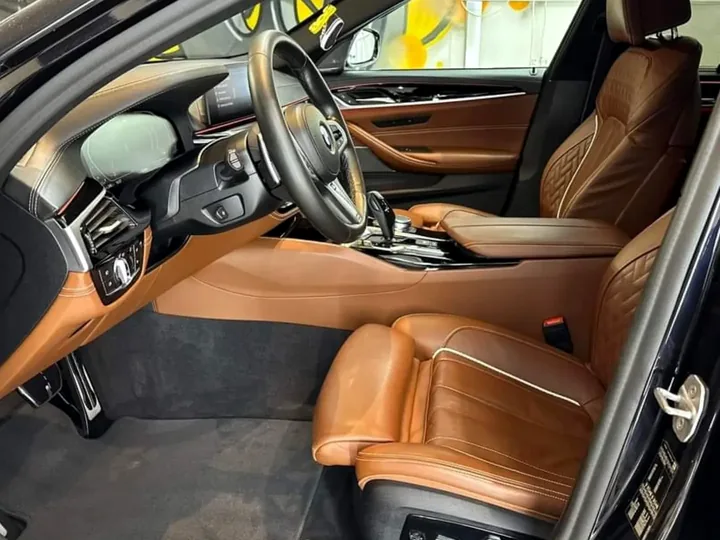 Gereinigd interieur van een BMW met cognac leren stoelen